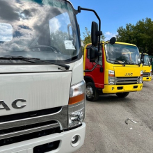 JAC перекрасили в желто-красный цвет  JAC перекрасили в желто-красный цвет