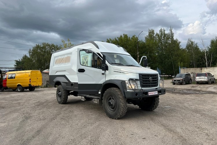 Перекраска стеклопластикового кунга на автомобиле «Садко Некст»