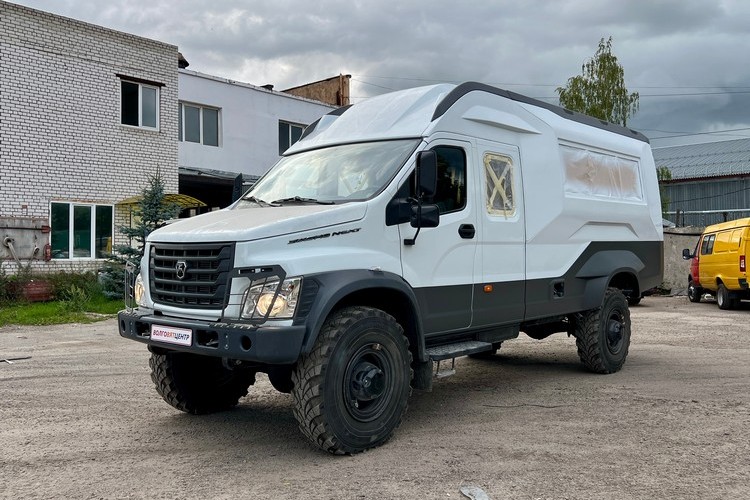 Перекраска стеклопластикового кунга на автомобиле «Садко Некст»